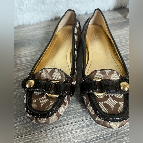 Coach Hellen 'C' logo driving buckle loafers in brown canvas/patent. Size 8.5 - Picture 4 of 9